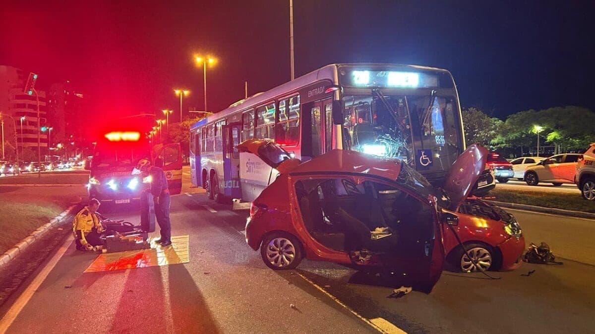 Acidente entre carro e ônibus deixa adolescente de 13 anos presa nas ferragens em Florianópolis