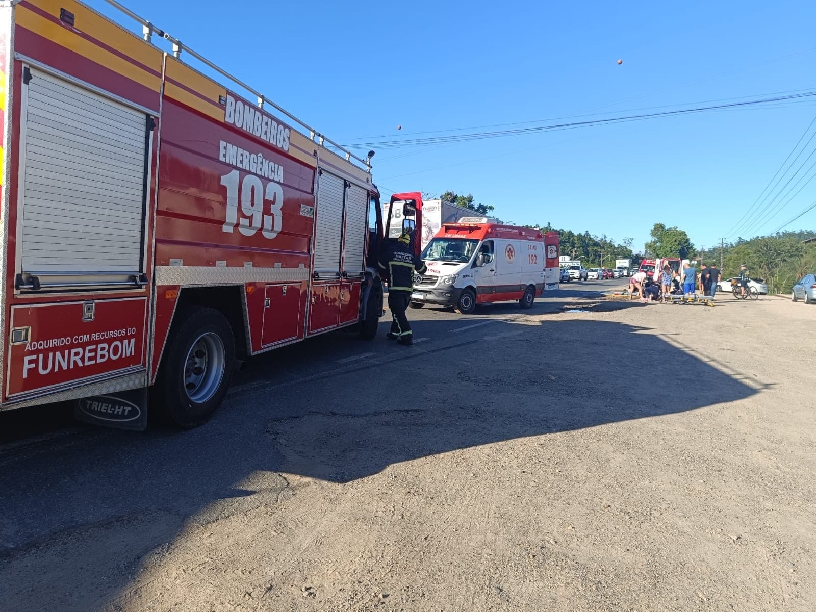 Motociclista precisa de resgate aéreo após colisão na SC-410, em Tijucas