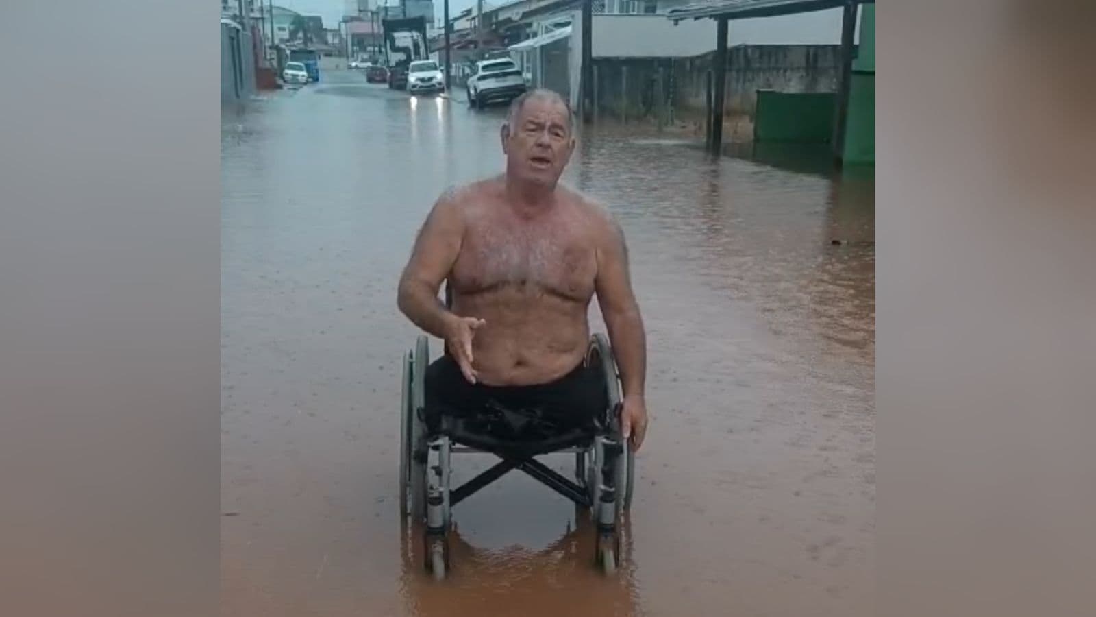 “Ele não tem culpa é a natureza“: Cadeirante em rua alagada defende prefeito