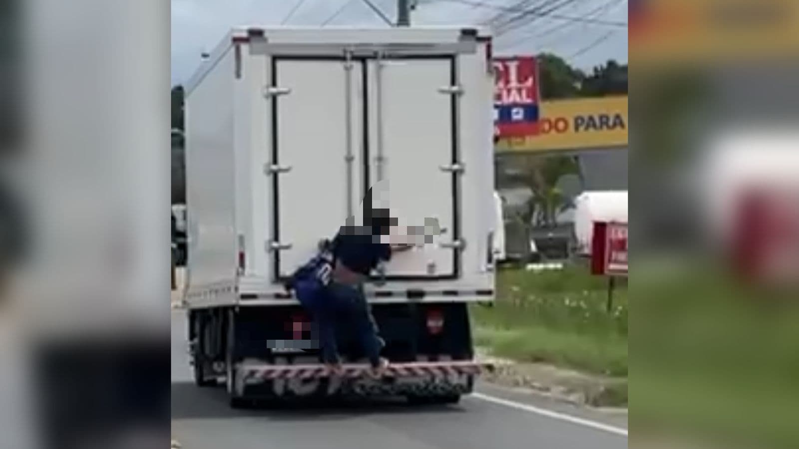 “Com direito a dancinha”: Jovem é flagrado pegando carona na traseira de caminhão na SC-445