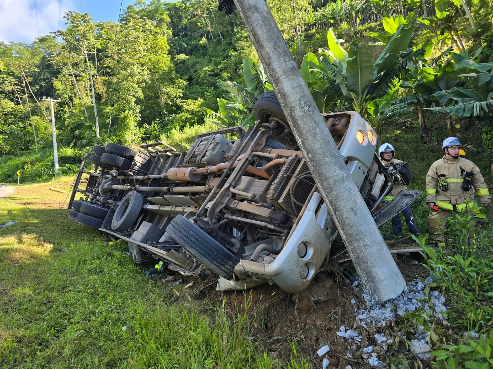 Caminhoneiro morre após caminhão tombar na BR-280