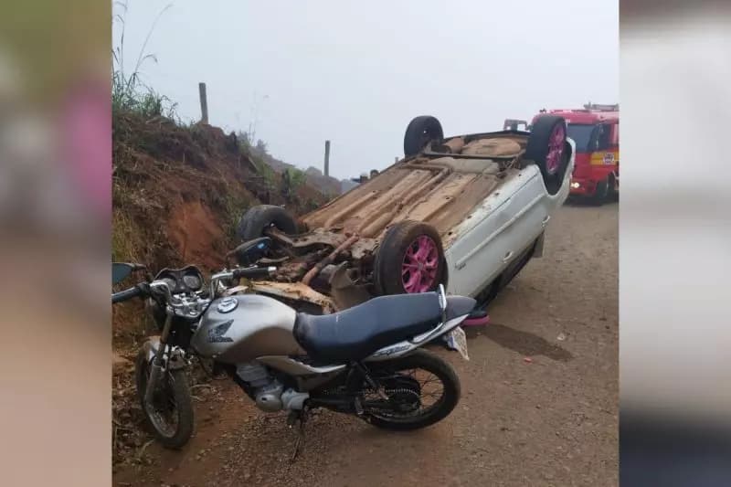 Homem cai de moto, pega carona e capota carro em SC