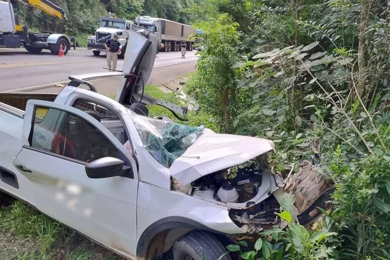 Jovem morre em colisão frontal entre carro e carreta na BR-153