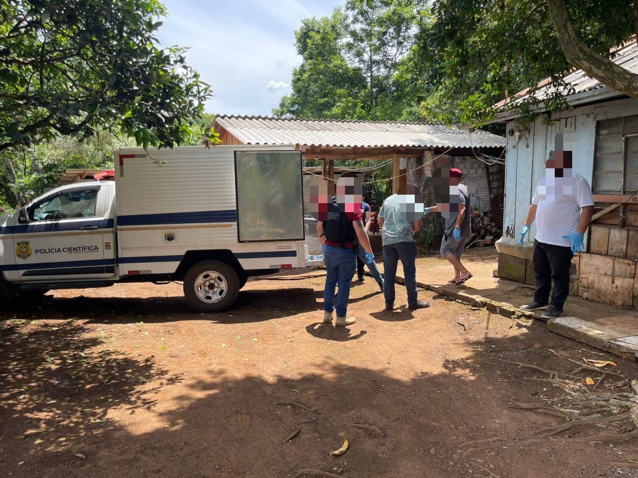 Casal é encontrado morto com sinais de violência dentro de chácara
