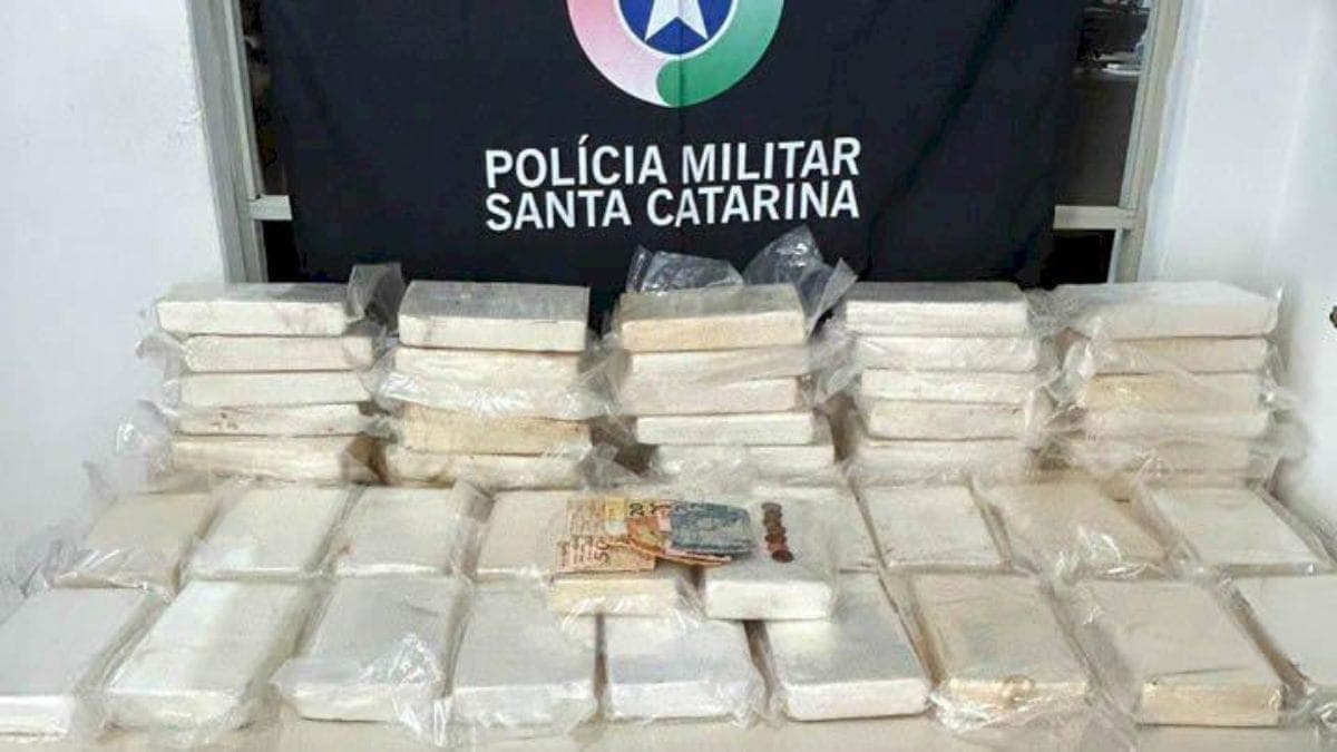 Jovem é presa com 54 quilos de cocaína durante abordagem na SC-435