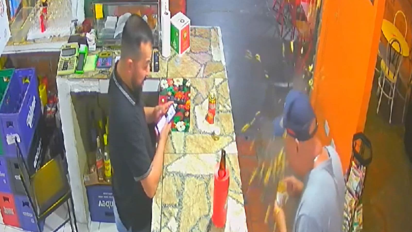 “Em erupção”: Coxinha explode na boca de cliente dentro de boteco