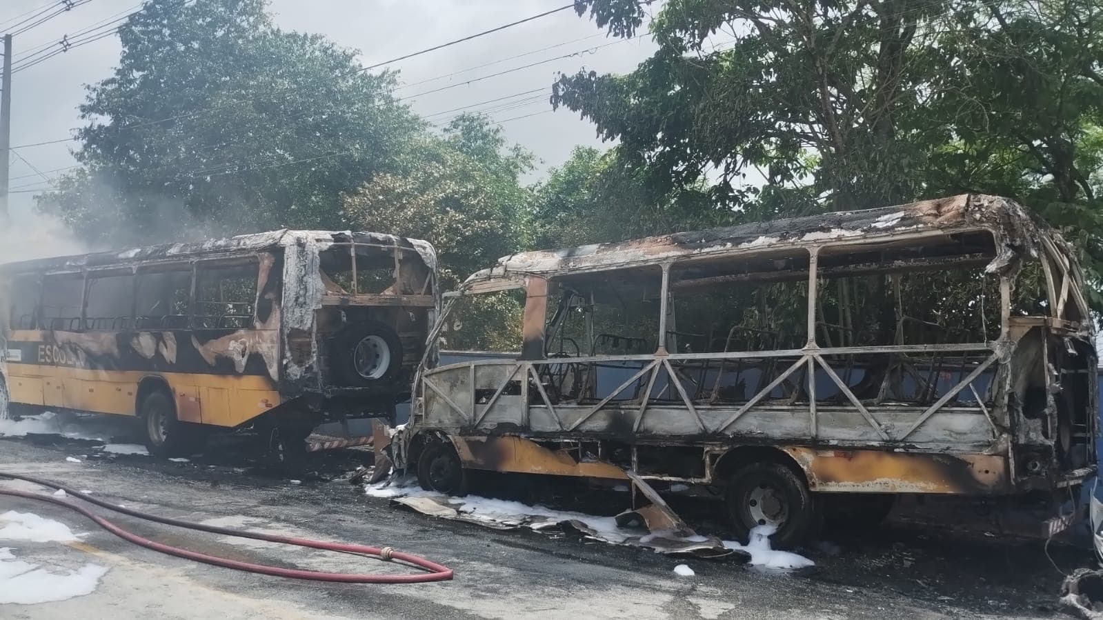 Veículos da prefeitura de Araquari pegam fogo em frente a escola: “pane elétrica ou vandalismo?”
