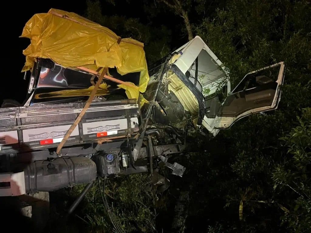 Caminhão sem freios quase despenca na Serra do Rio do Rastro: “nasceu de novo”