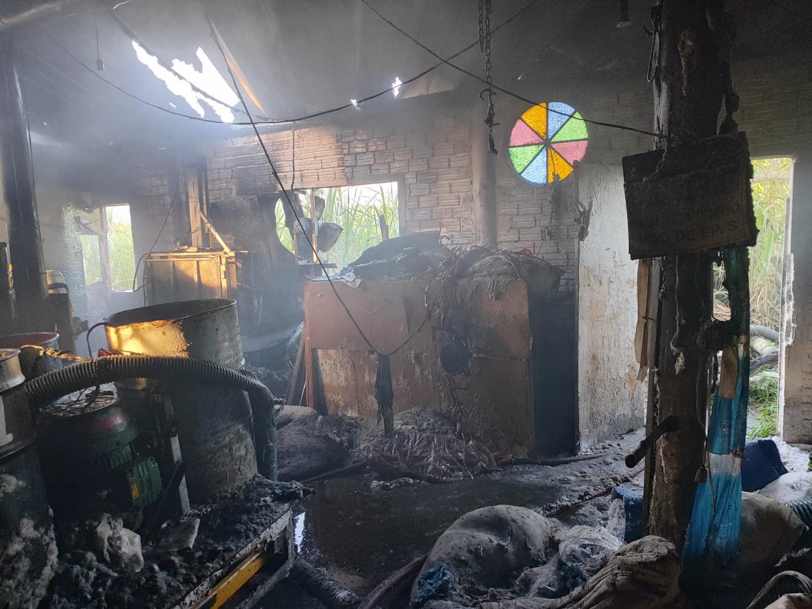 Incêndio em barracão mobiliza bombeiros e ameaça estoque de algodão em Gaspar