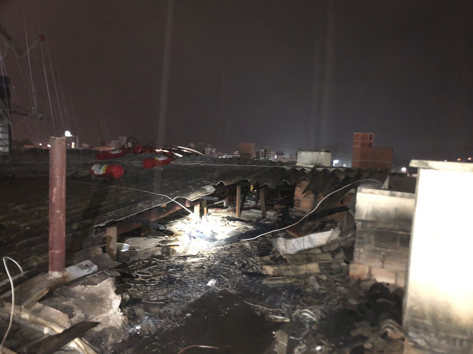 Bombeiros evitam tragédia durante incêndio em prédio de Camboriú