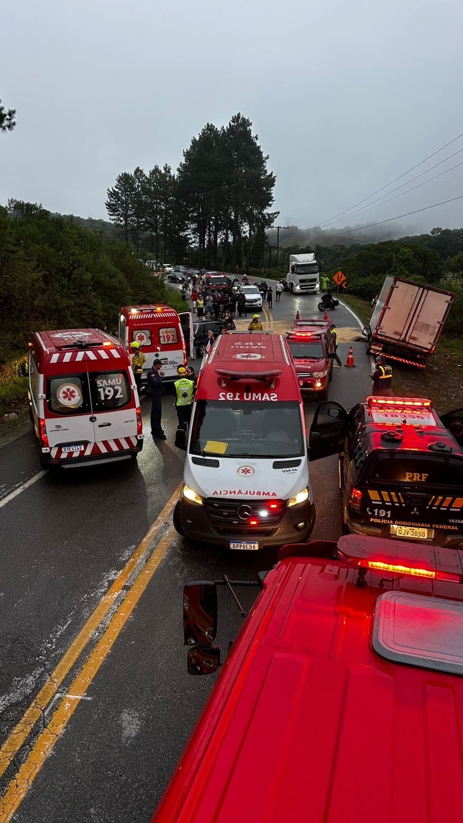 Grave acidente na BR-282 deixa motorista morta e três feridos em Águas Mornas