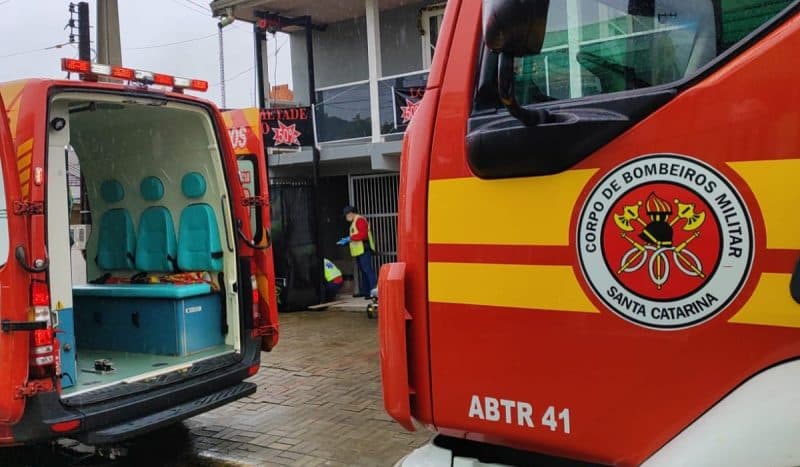 Elevador de residência despenca e mulher sofre fratura exposta