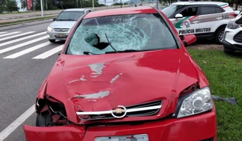 Pedestre morre após ser atropelado por mulher bêbada em veículo