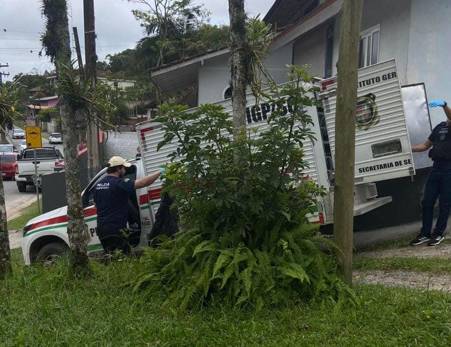 Idosa de 82 anos é encontrada com faca cravada no pescoço dentro de residência