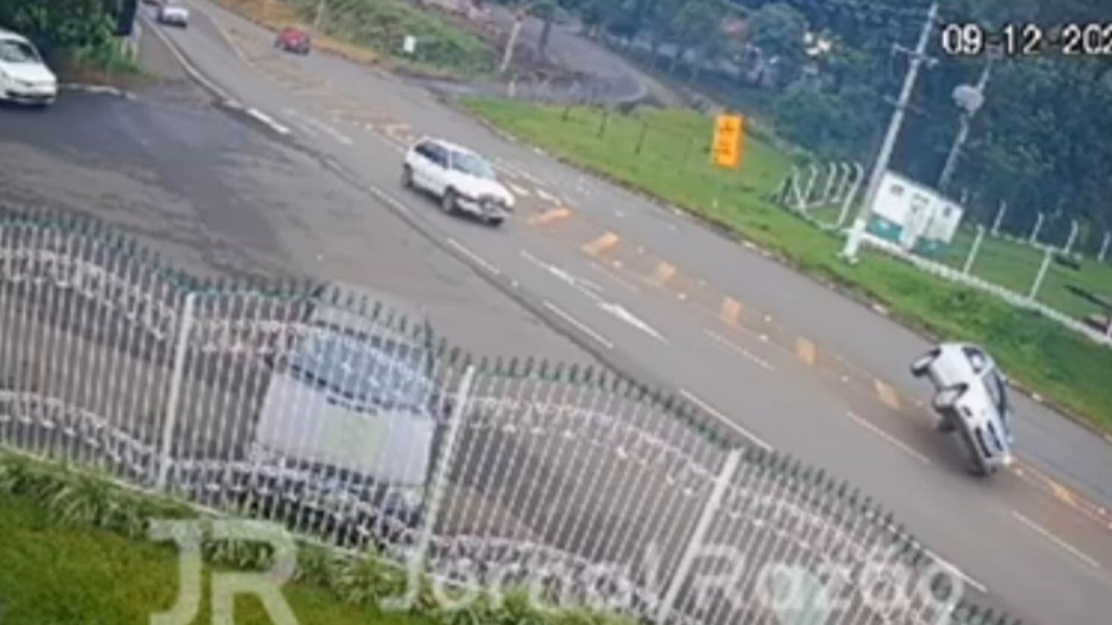 “Ficou de rodas para o ar”: Motorista faz ultrapassagem arriscada e quase causa grave acidente em rodovia de SC