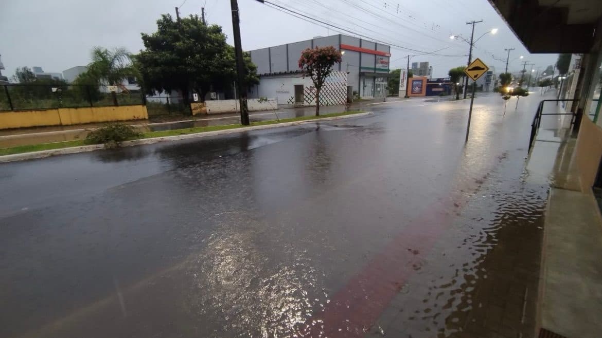 Santa Catarina tem mais de 1,3 mil pessoas afetadas pelas fortes chuvas e 25 municípios com registro de ocorrências