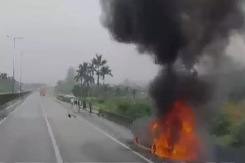 Fogo em veículo interrompe trânsito na BR-101 e gera fila quilométrica