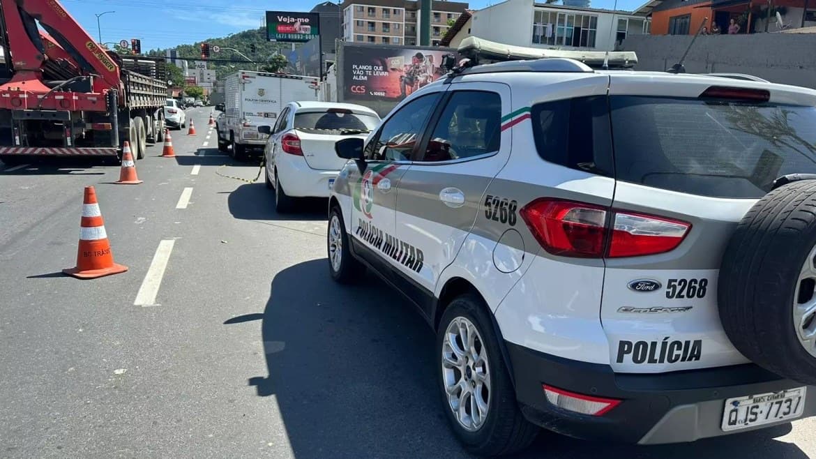 Homem é encontrado morto dentro de veículo em avenida de Balneário Camboriú