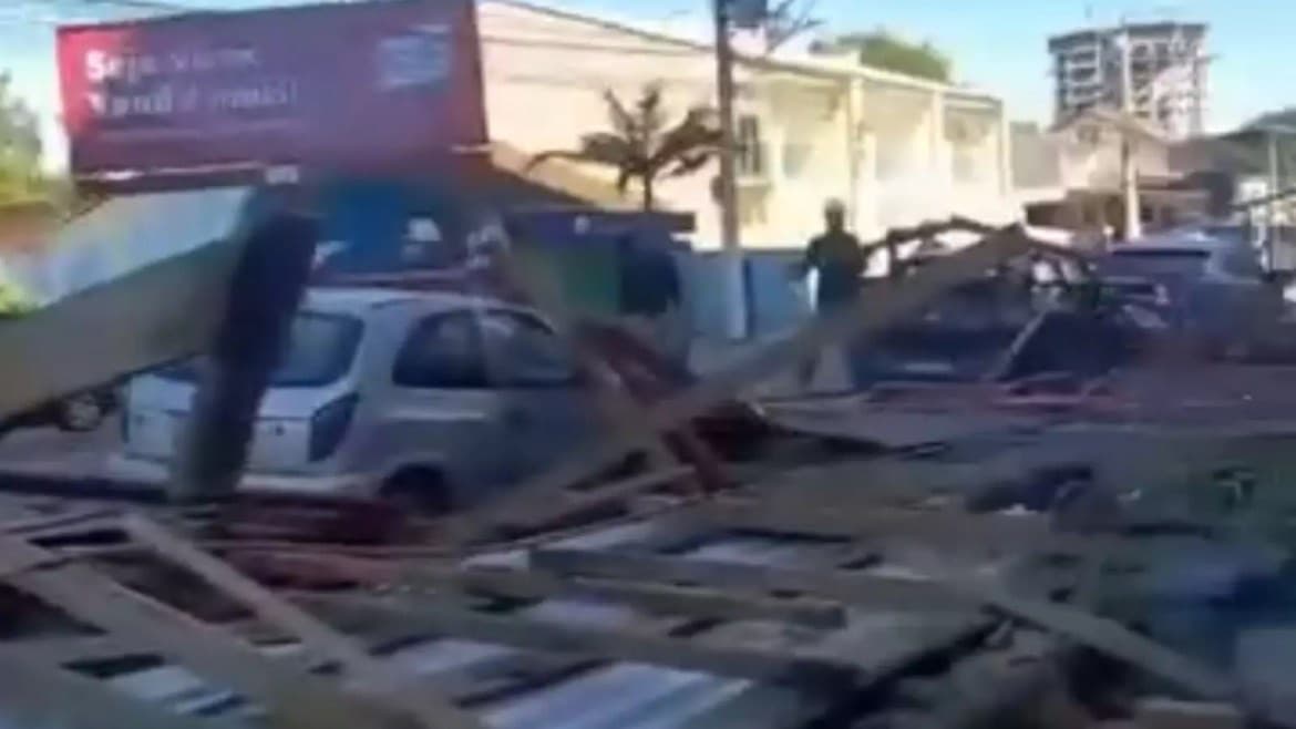 Rajadas de vento derrubam tapumes de obra e atingem veículos estacionados