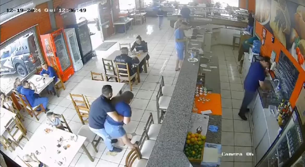 Policial penal salva mulher engasgada na frente dos filhos em restaurante de SC
