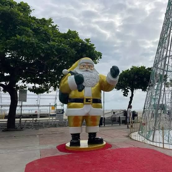 Papai Noel “patriota” em decoração natalina causa polêmica em Balneário Camboriú