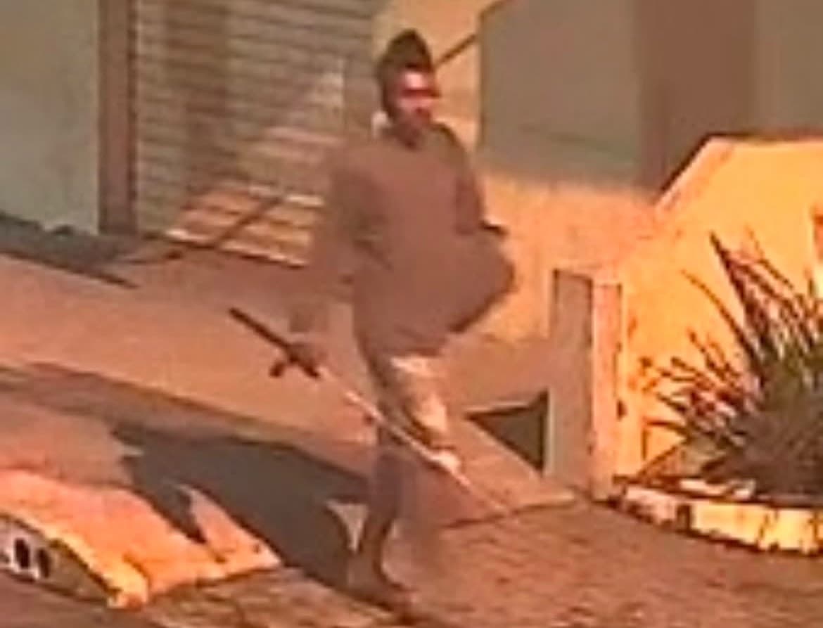Acusado de homicídio em Itapema é flagrado por câmeras; Polícia pede ajuda