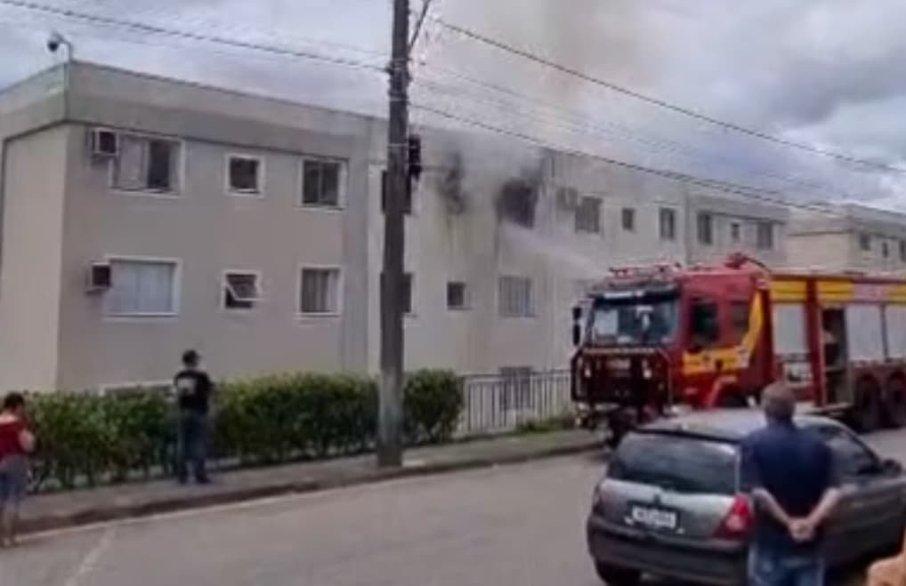 URGENTE: Apartamento pega fogo em Palhoça e mobiliza bombeiros