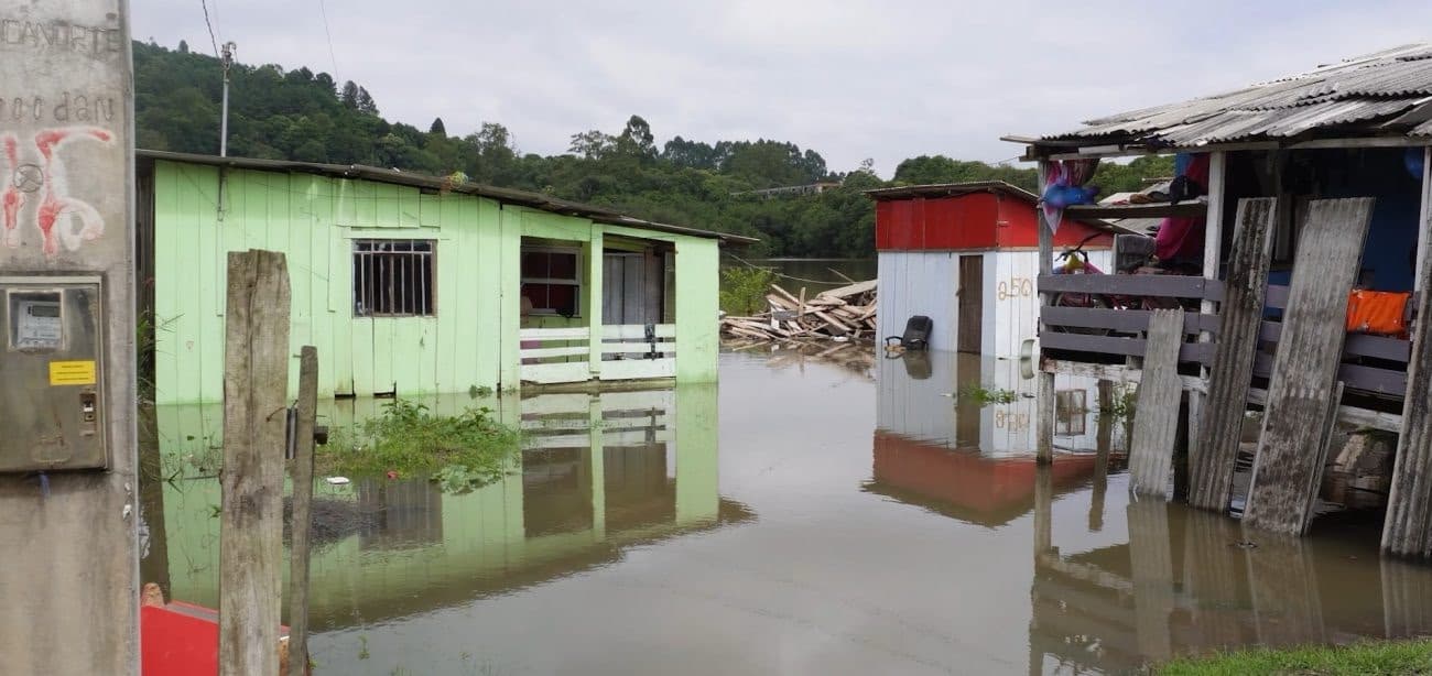 Nível do rio Canoinhas obriga pelo menos 15 famílias a saírem de casa