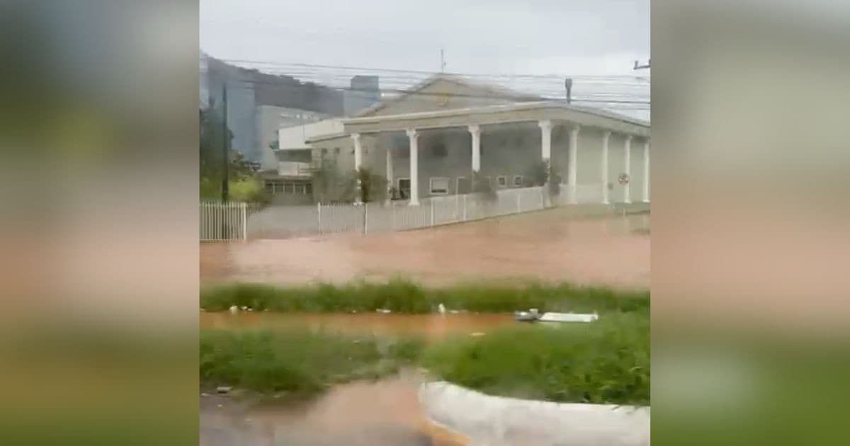 Chuvas causam alagamentos em Balneário Camboriú e complicam tráfego na BR-101