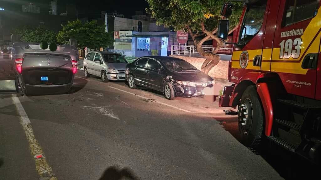 Carro capota, atinge três veículos e deixa rastro de destruição em Lages
