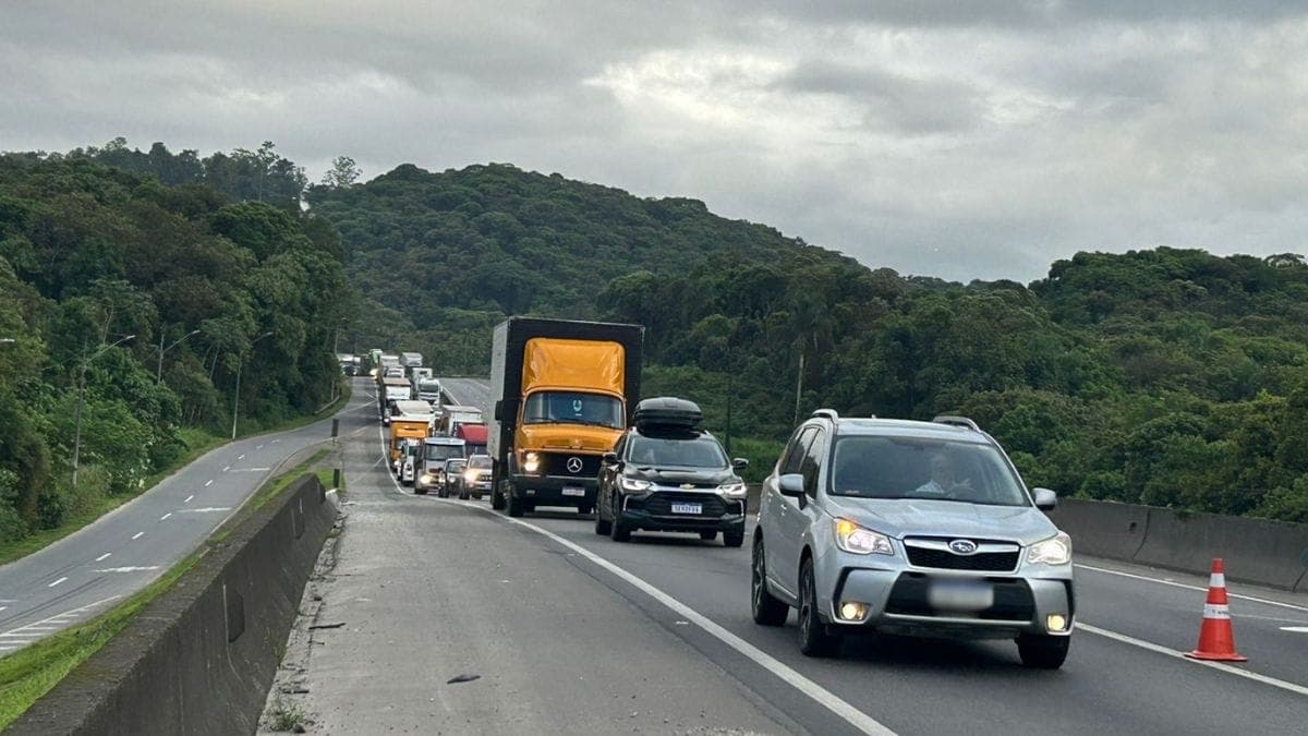Carreta desgovernada causa caos na BR-101 e filas quilométricas em Joinville