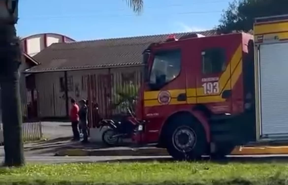 Cachorro morre atropelado e motociclista fica ferido em acidente 
