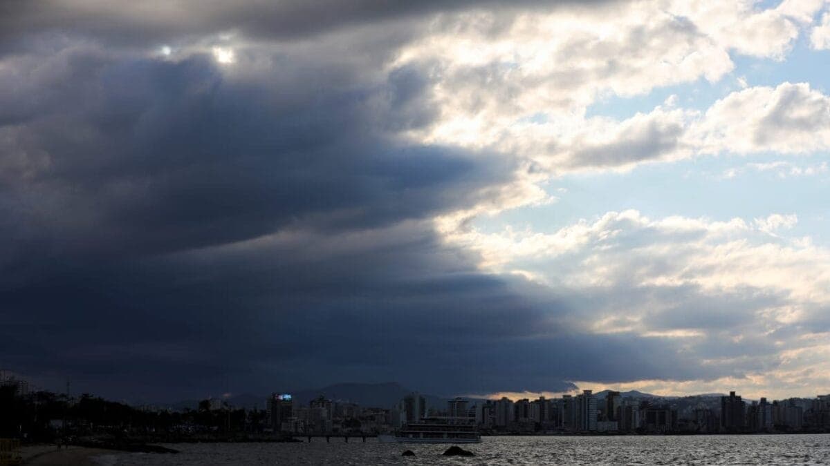 Temporal ameaça SC nesta sexta (20) com risco de granizo e ventos fortes