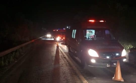 Motociclista morre e guincheiro fica ferido em acidente na BR-282