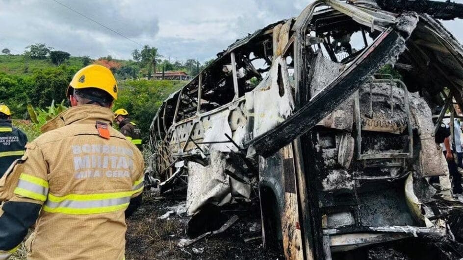 Tragédia na BR-116: colisão entre ônibus, carreta e carro deixa 22 mortos