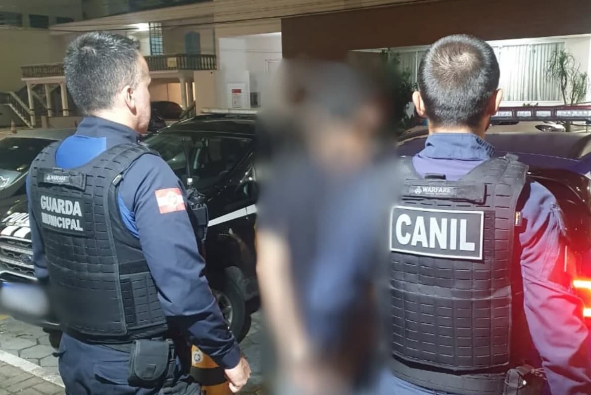Homem é detido tentando furtar R$ 2 mil em bebidas em supermercado de Itapema