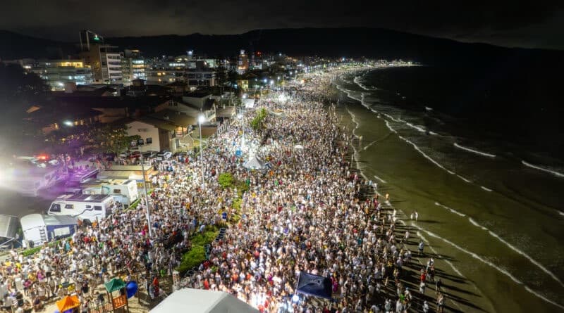 Praias de Bombinhas recebem shows e espetáculo de fogos de baixo estampido no Réveillon
