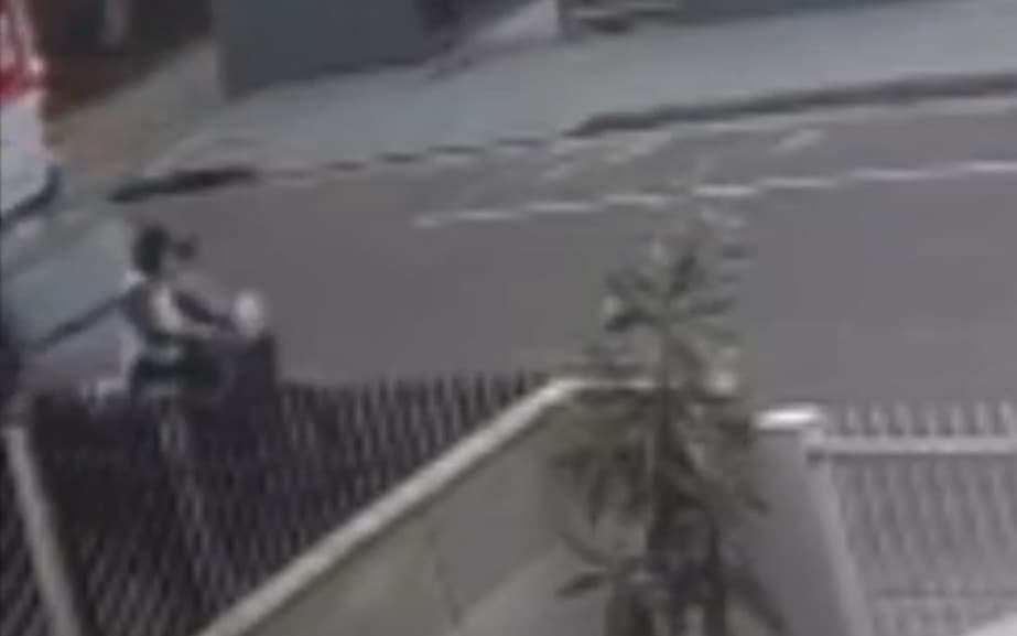 Câmera flagra motorista fugindo após atropelar ciclista em SC em pleno Natal