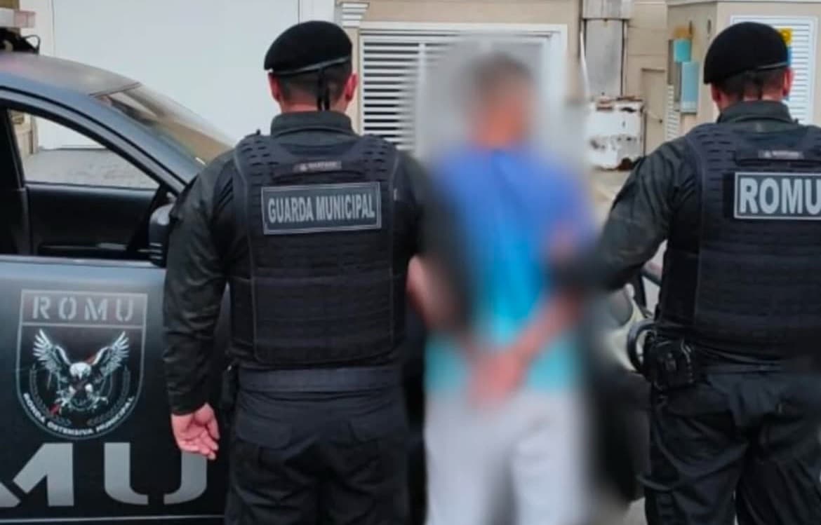 Homem sobe em carro para invadir casa e acaba detido em Itapema