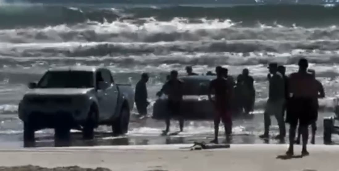Caminhonete atolada em praia de Bombinhas viraliza nas redes sociais
