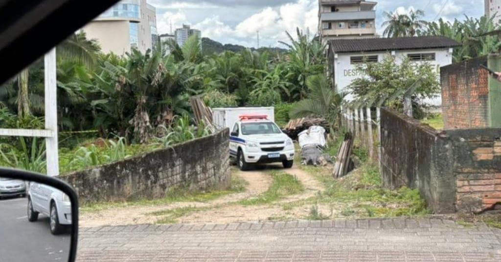 Homem é morto a facadas em Brusque e autor segue foragido