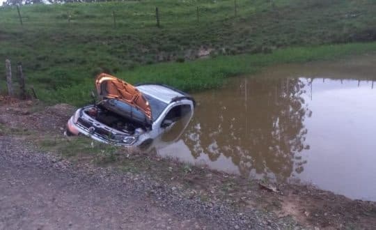Tragédia no Alto Vale: Idoso morre após carro cair de barranco e afundar em lagoa
