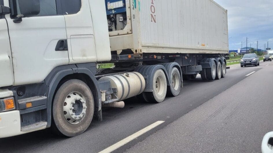 Motociclista morre após acidente com carreta na BR-101 em Itapema