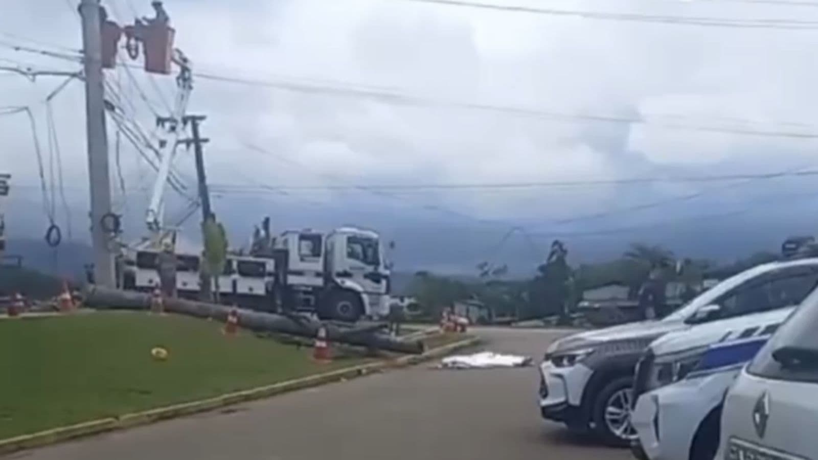 “Cadê o respeito”: homem cai de poste e colegas continuam serviço ao lado do corpo