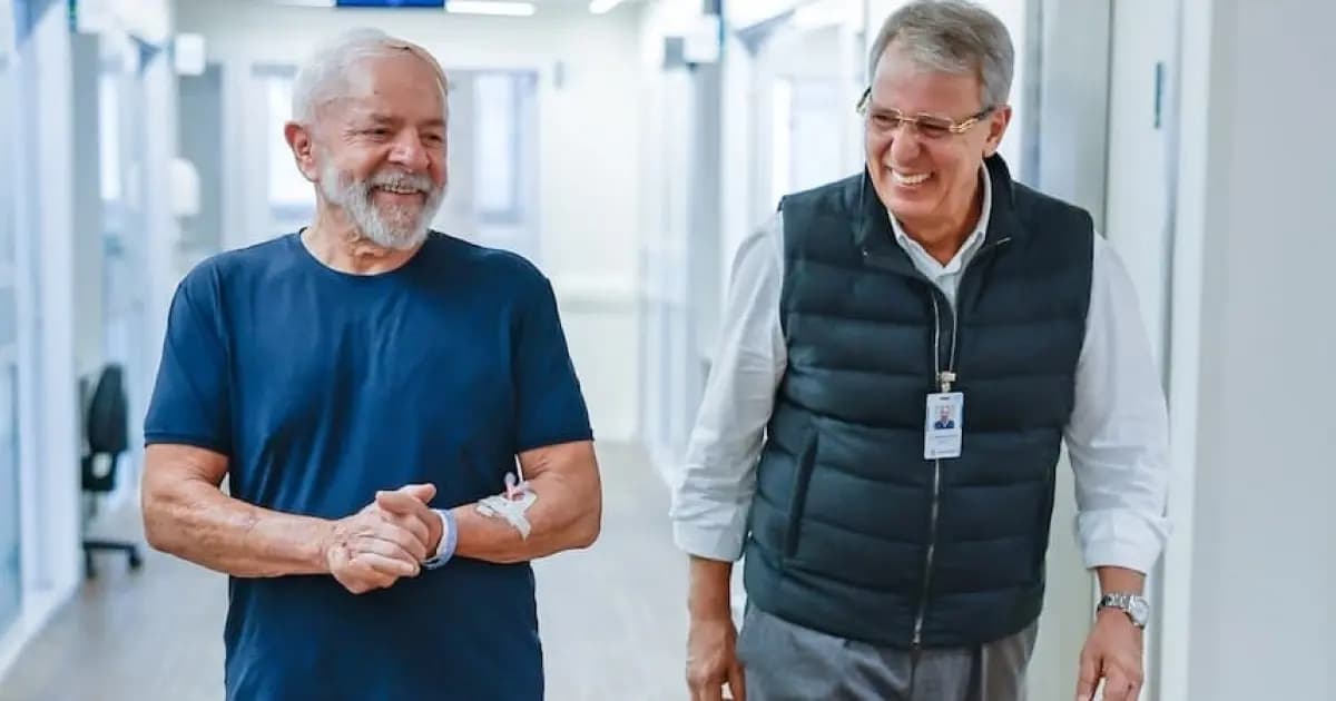 Lula aparece feliz e caminhando em hospital após cirurgia