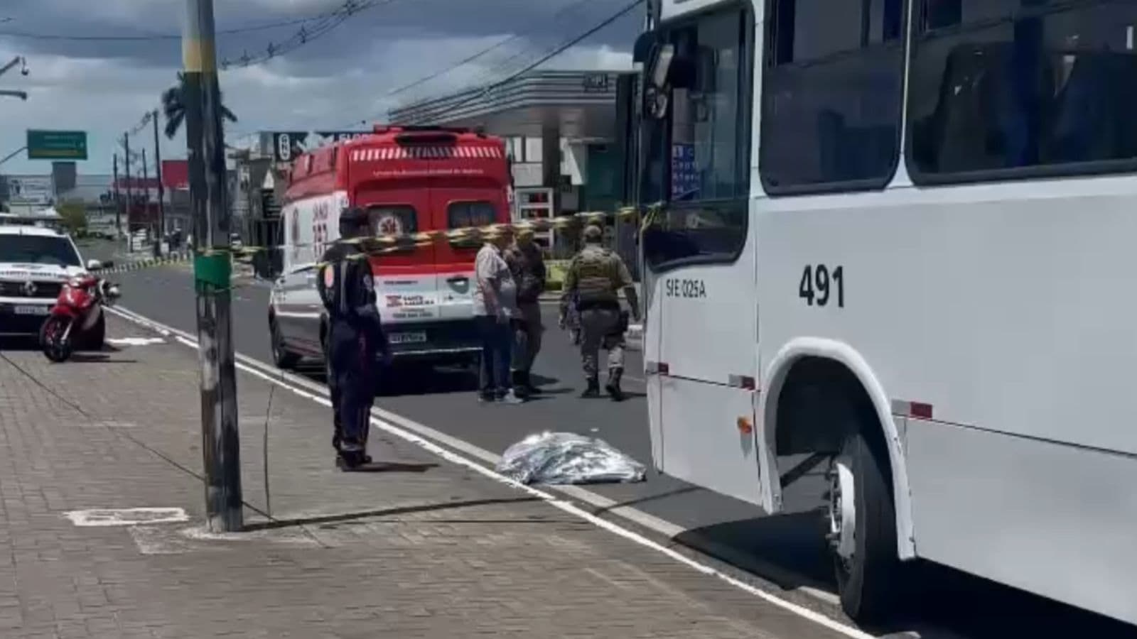 Menina de 12 anos morre atropelada por ônibus ao atravessar avenida movimentada