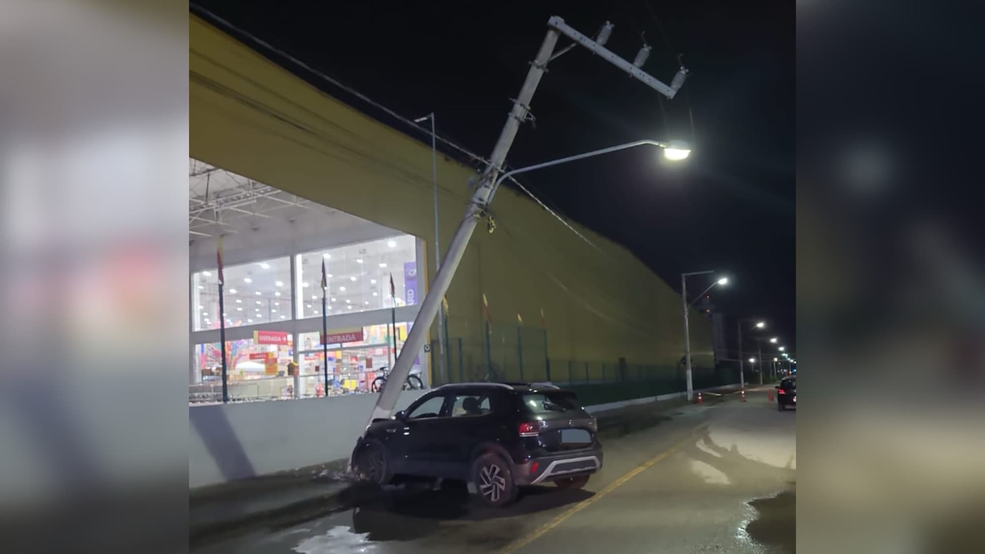 Motorista derruba poste em colisão violenta e foge em Porto Belo