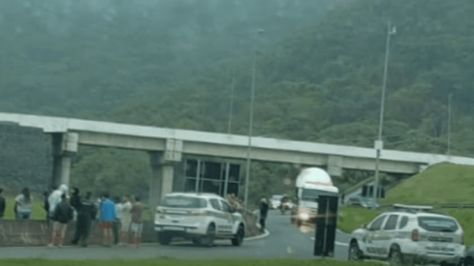 Homem é encontrado morto às margens da BR-101 em Balneário Camboriú