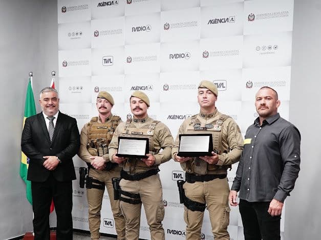 Homenagem da Alesc valoriza ação heroica de policiais militares de Canelinha