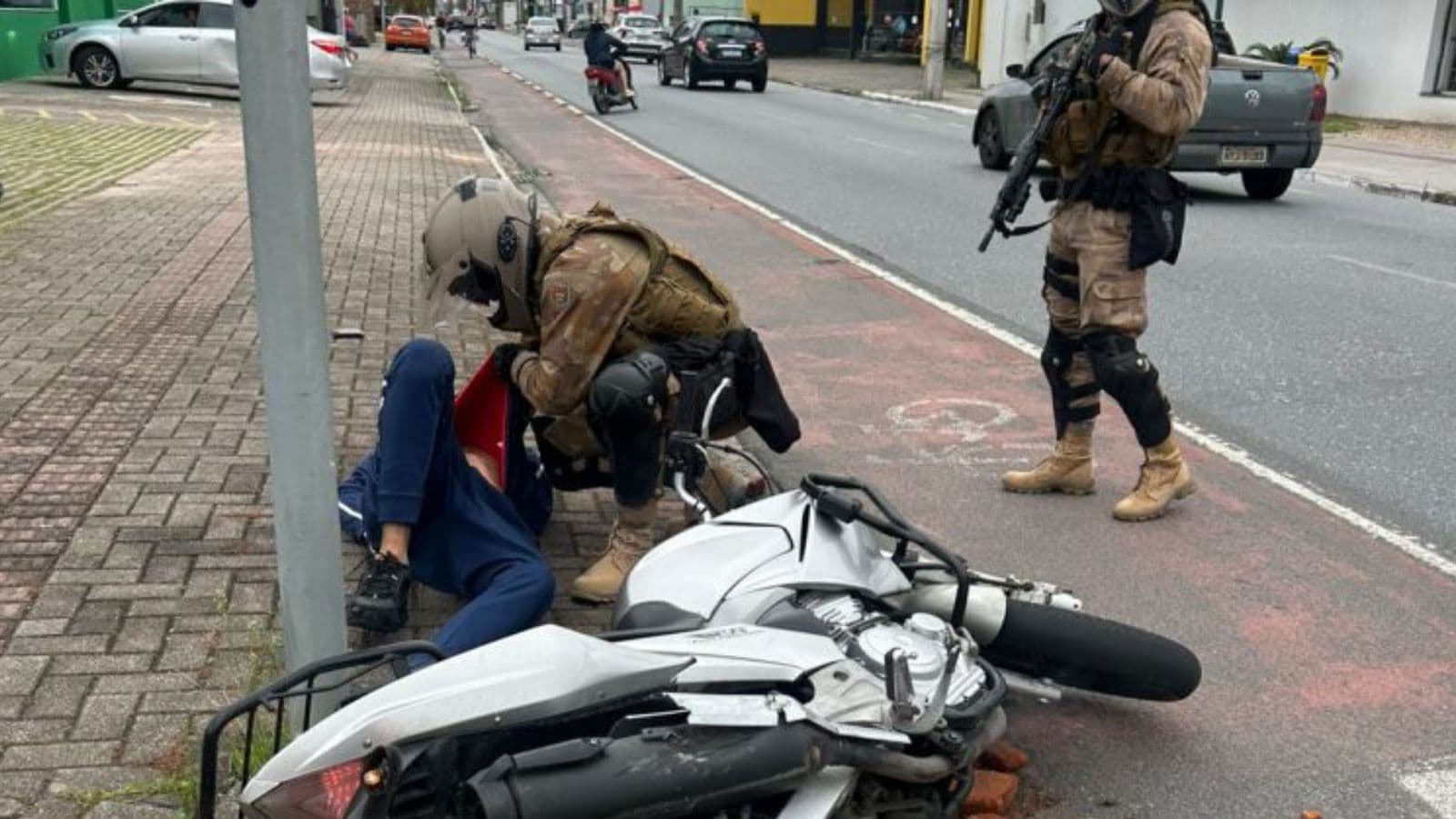 Cena de filme: perseguição policial termina em acidente na cidade de Itajaí